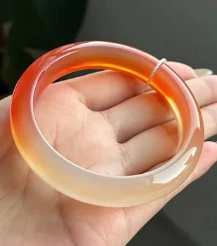 Vòng Tay Phong Thủy Đá Mã Não tự nhiên cao cấp, thiết kế sang trọng, mang lại may mắn, tài lộc và bình an, phù hợp nhiều mệnh.